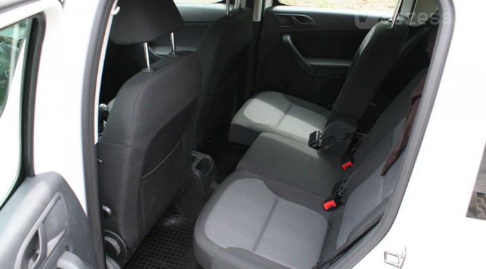 Ügyes a tologatható és több részletben kivehető hátsó ülés