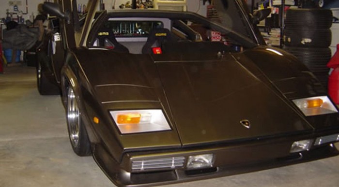Countach igazi kézimunkával.
