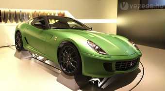 Öt év múlva jön a hibrid Ferrari
