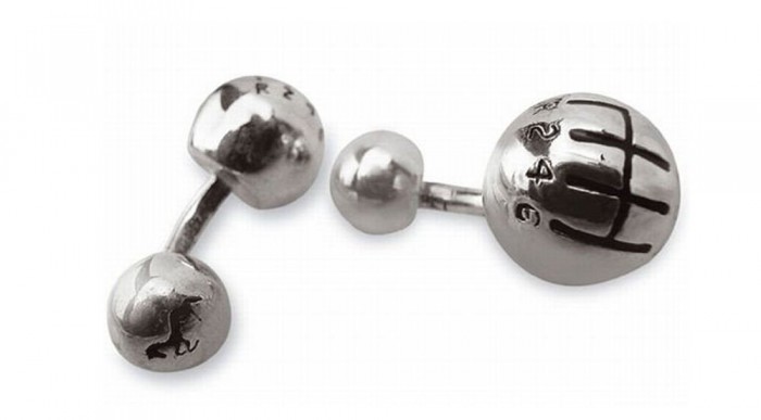 Mandzsettagomb, amitől leesik az áll 5 | Vezess Ferrari váltót mintázó darab.