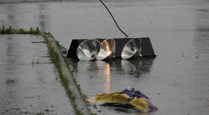 Fektében is teszi a dolgát