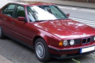 Igen nagy értékű E34-es 525i BMW, akár negyedmillió forint is kell egy-egy példányhoz. És félmillió is egy jóhoz!