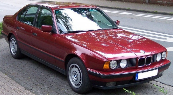 Igen nagy értékű E34-es 525i BMW, akár negyedmillió forint is kell egy-egy példányhoz. És félmillió is egy jóhoz!
