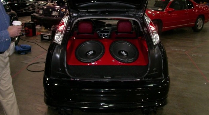 Veszélyes az olcsó dízel? 9 | Vezess Már egy 25 cm-es mélynyomó is nagyon szépen tud szólni, főleg a gyári hangrendszer után. Hát még kettő.