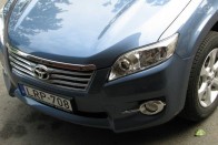 A 2010-es RAV4 morcosabb, komolyabb elődjénél