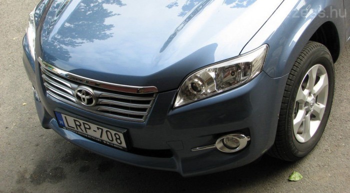A 2010-es RAV4 morcosabb, komolyabb elődjénél