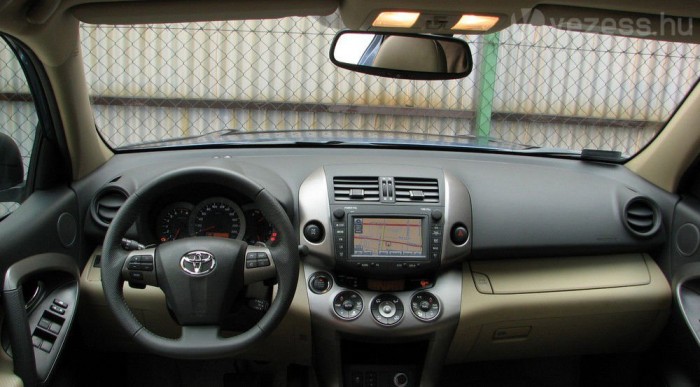 A műszerfal meglepően alacsonyan húzódik a sofőr előtt