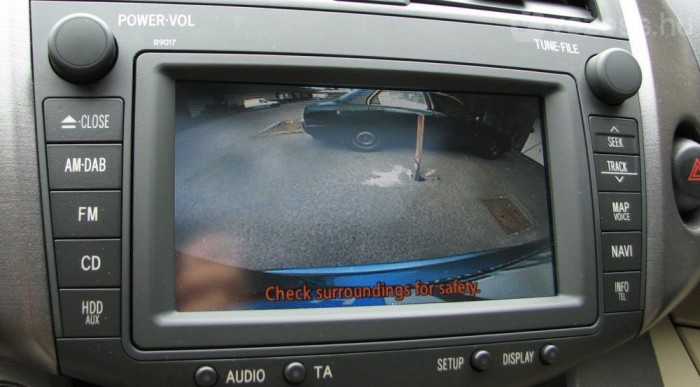 Hasznos holmi a tolatókamera, de a legkisebb esőben bemaszatolódik az objektív