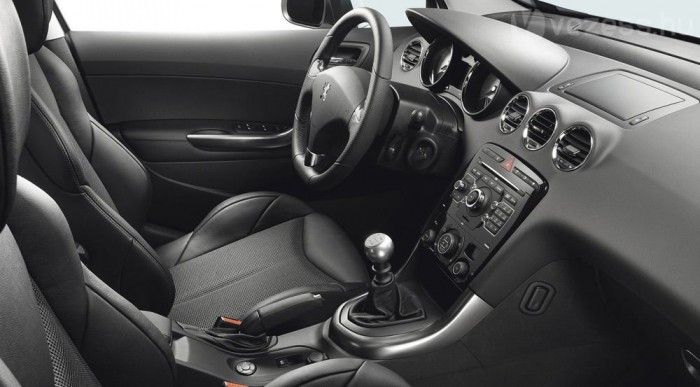 Gyors kanyarokban hasznos a sportülés