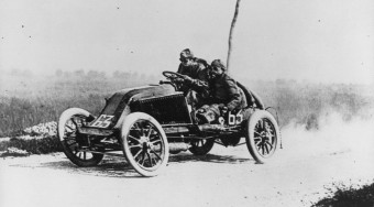 Felrobbant egy rendőrautó benzintartálya