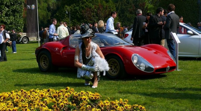 Előnyös testtartásban egy Alfa előtt