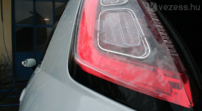 Ciki: bepárásodott a hátsó lámpa
