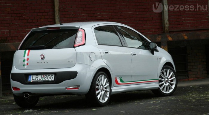 Bő gázra nagyon ellő a 135 lóerős kisautó