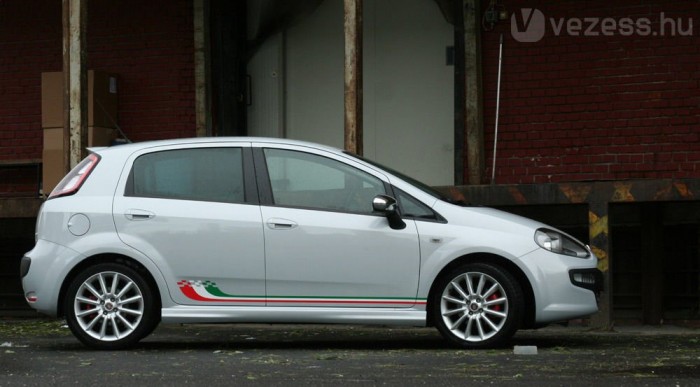 Sport kivitelben 205, egyébként 200 km/óra a végsebesség