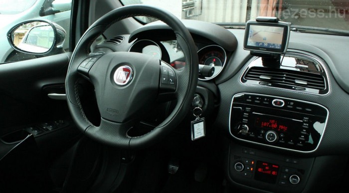 Jó fogású a kormány, de a vezethetőség csalódást kelt