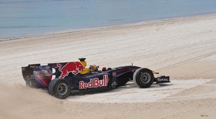 Forma-1 jégen, tengerparton, bikaviadalon