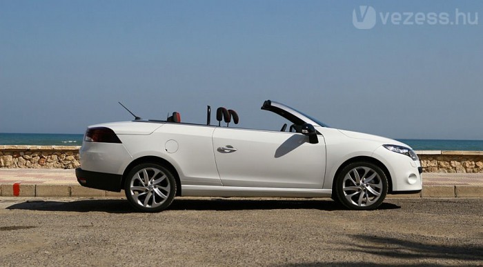 Nyitott tetővel 211 literes a csomagtartó