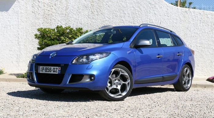 Áthangolt futóművet kapott a GT