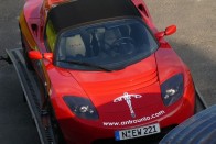 A Tesla Roadster úgy 22 millió forint