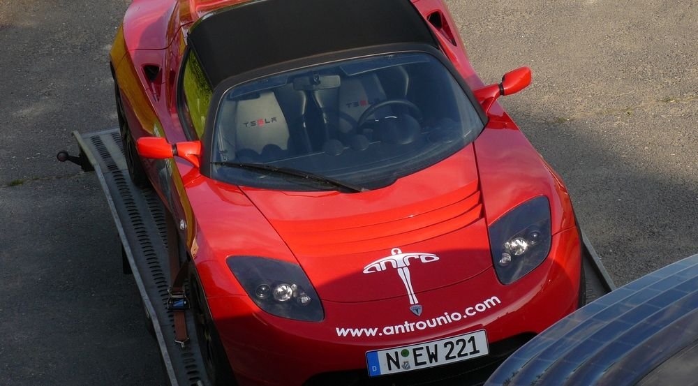 A Tesla Roadster úgy 22 millió forint