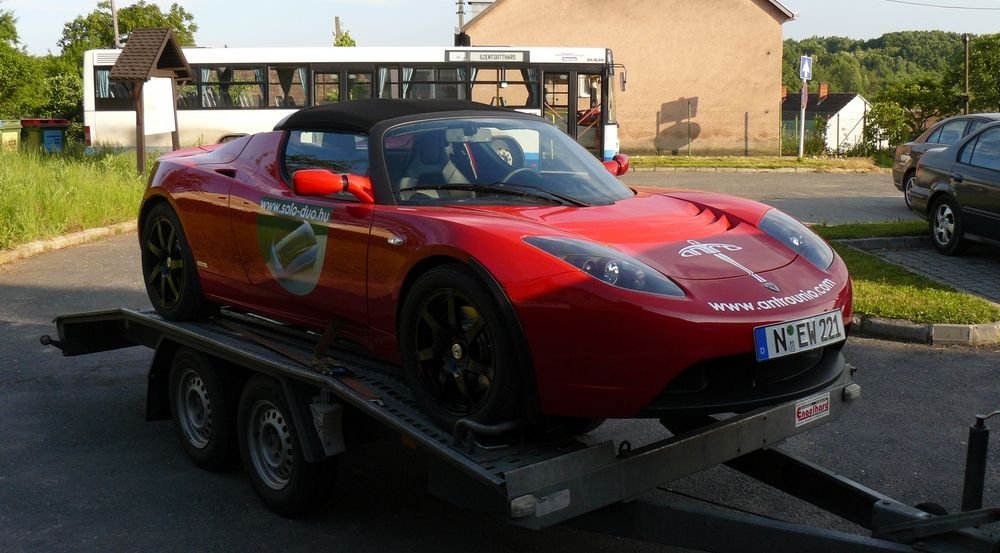 A Tesla Roadster hatótávja papíron 394 km