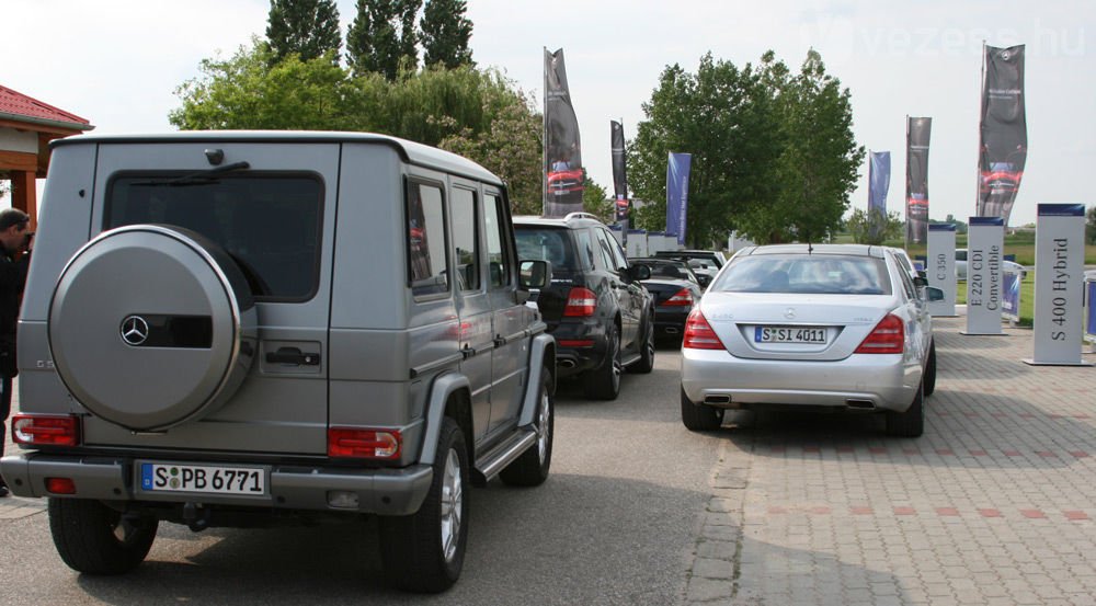 Balról a benzintemető száguldók, jobbra a takarékosok