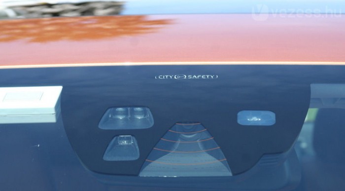 Radarral és kamerákkal pásztázza az utat a rendszer