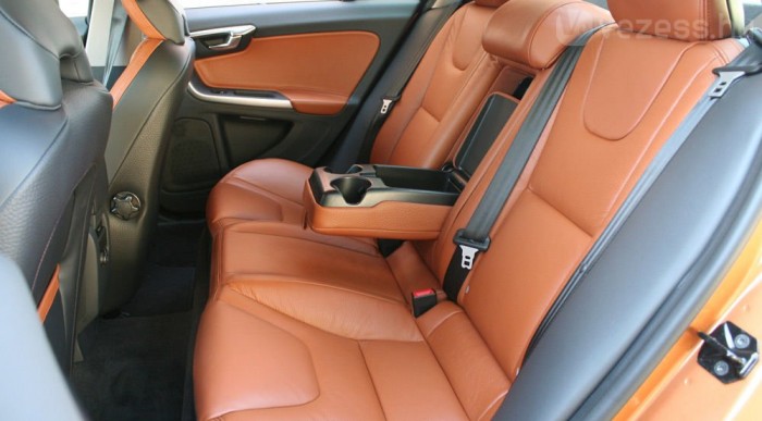 A lábaknak van hely hátul, a fejtér nem ilyen bőséges