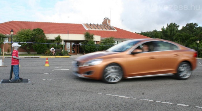 35 km/óráig magától megáll a gyalogos előtt