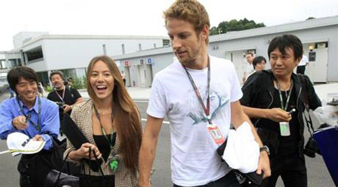 F1: Button dobta a bikinimodellt