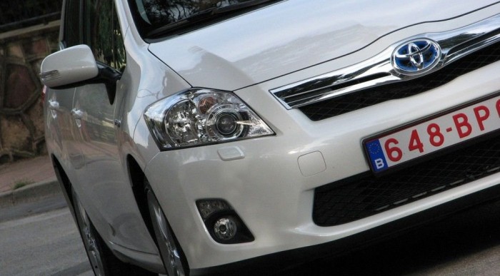 Kékes embléma, a hibrid Toyoták jelvénye