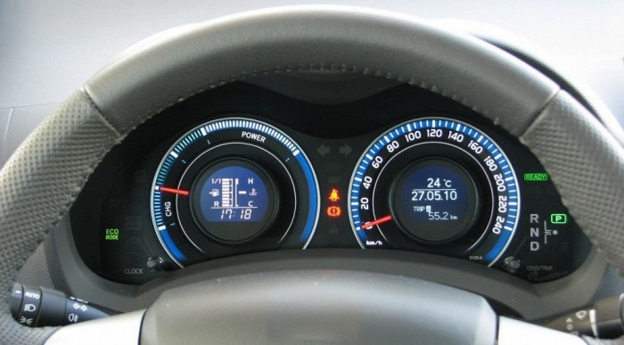 A sebességmérő belsejében nézhető, honnan merre áramlik épp az energia