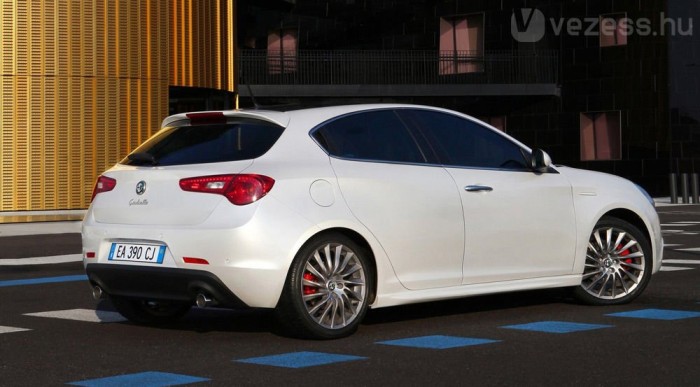 235 lóerős motorral is elérhető