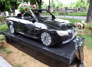 Szomorú vasárnap - Gránitból faragott autós sírkövek