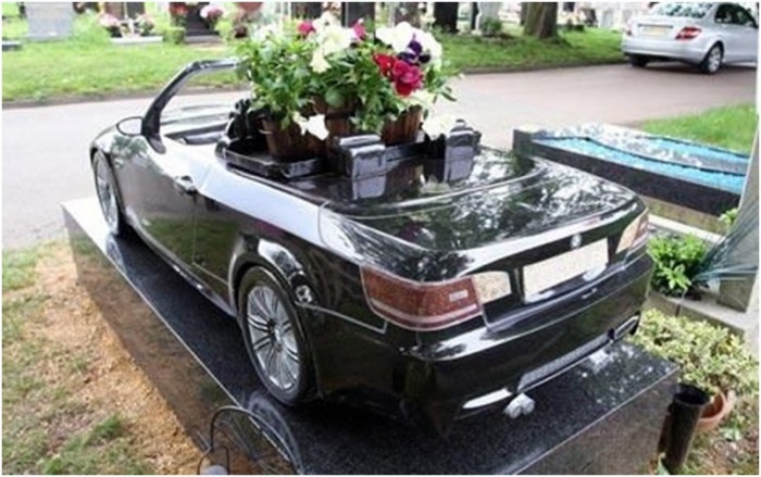 Szomorú vasárnap – Gránitból faragott autós sírkövek 4 | Vezess Szomorú vasárnap – Gránitból faragott autós sírkövek 4