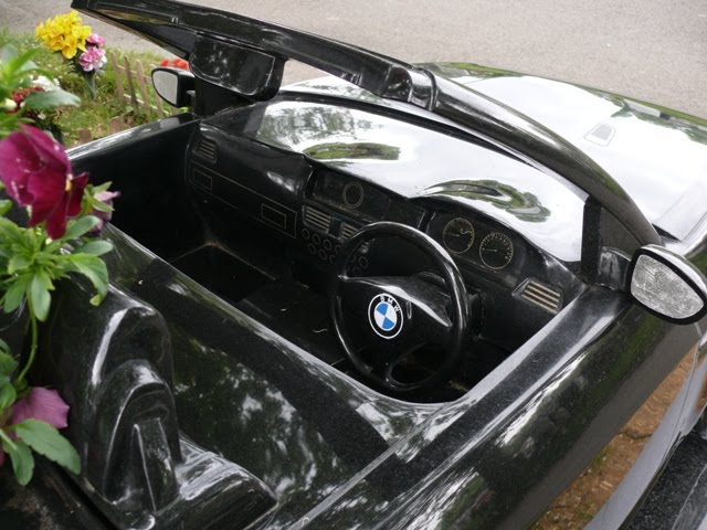 Szomorú vasárnap – Gránitból faragott autós sírkövek 5 | Vezess Szomorú vasárnap – Gránitból faragott autós sírkövek 5