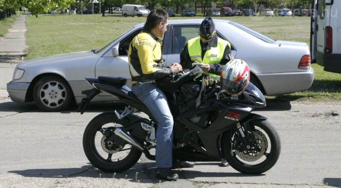 A motorosok fele gyorshajtó 6