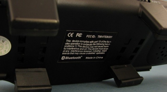 Rugós, gumírozott karmokkal szorítja a tükröt