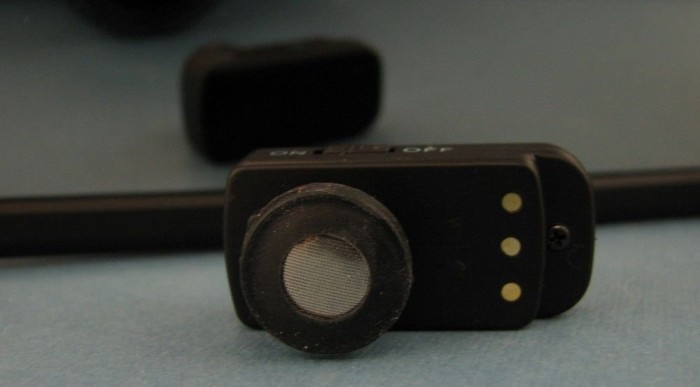 A kis füles mágnessel rögzül anyjához, rajta lógva tölt