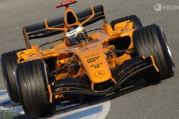 A teszteken még ma is felbukkan a hagyományos McLaren-narancs