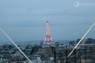 Vakuszerű, színes fények cikáznak az Eiffel-tornyon