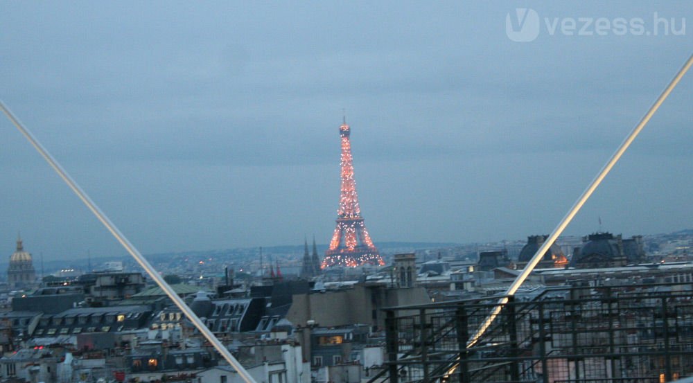 Vakuszerű, színes fények cikáznak az Eiffel-tornyon