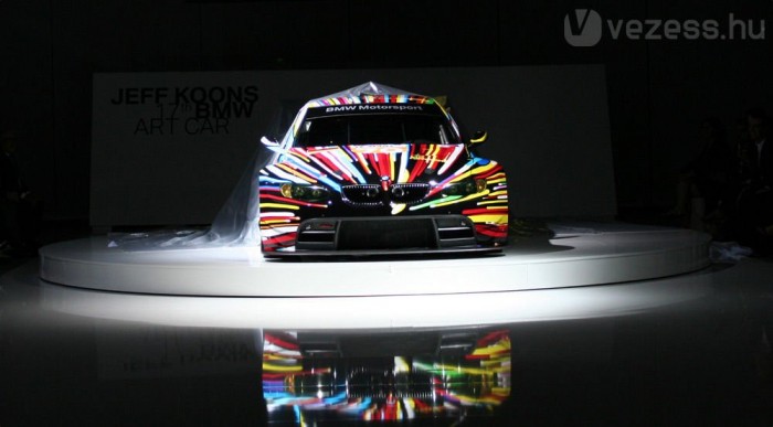 Led Zeppelinre bukkant elő az autó