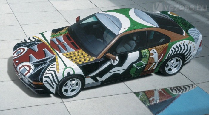 Mintha átlátnánk a lemezen: David Hockney autóján látszik a szívósor, a vezető és a vele utazó kutyus