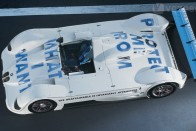 Jenny Holzer üzenetei az 1999-es BMW V12 LMR versenyautón láthatóak. A fényvisszaverő krómbetűkben nappal az ég látszik, éjjel kékben foszforeszkálva képviselik a BMW kék és fehér színeit