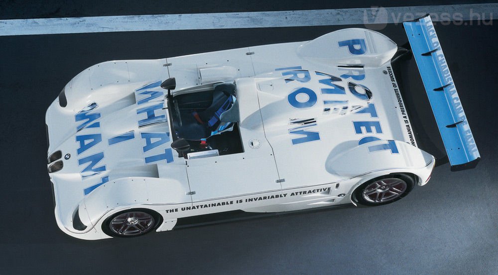 Jenny Holzer üzenetei az 1999-es BMW V12 LMR versenyautón láthatóak. A fényvisszaverő krómbetűkben nappal az ég látszik, éjjel kékben foszforeszkálva képviselik a BMW kék és fehér színeit