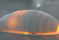 Olafur Eliasson 2007-es projektje. A H2R kísérleti autót csak hűtőkamrában lehetett látni, a kasztnit borító jég múlékonysága figyelmezteti a környezetszennyezésre a nézőt