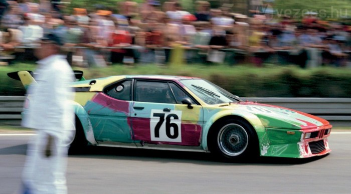 A gyors autón elmosódó színek és vonalak ihlették Andy Warholt