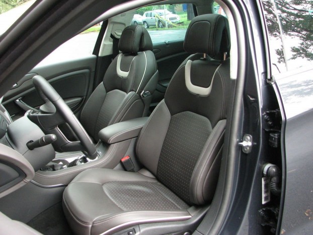 A bőrfotelek kényelmesek és nem tartanak, de nem is vártam el tőlük. Fűthetők is persze, de a hatalmas lyukak a bőrön nem jelentenek motoros szellőztetést. Sajnos