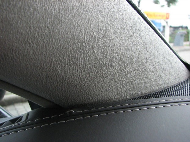 Finom anyagok, alcantara és bőr találkozik az A-oszlop tövében